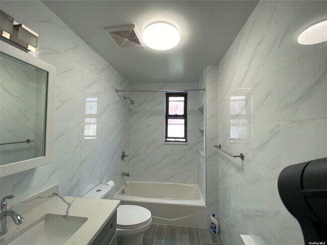 Foto del edificio - 8672 Bay Pkwy