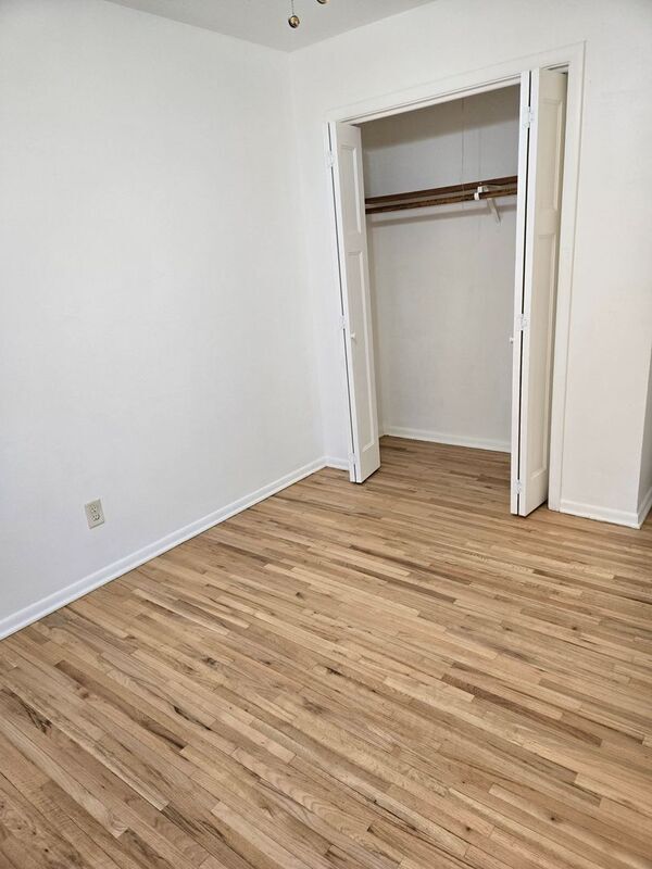 Foto del edificio - 4204 Lake Breeze Ave N