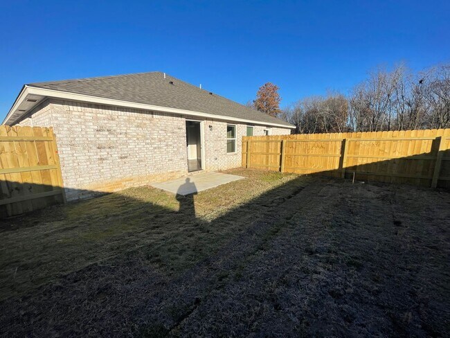 Building Photo - Brand New 3 bed 2 bath - 2 car garage - Fe...