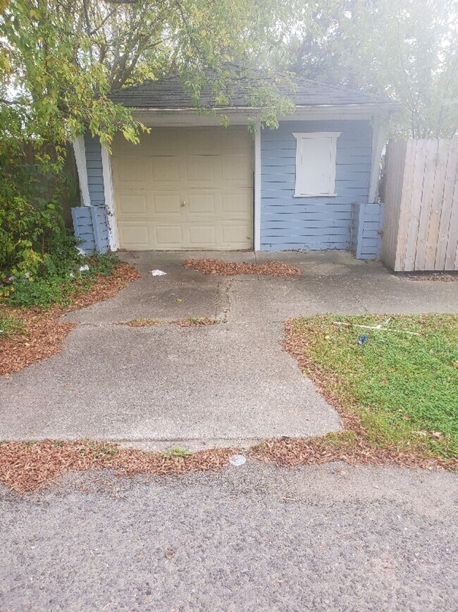 Foto del edificio - 3 Bedroom 1 Bath Brick Bungalow - Availabl...