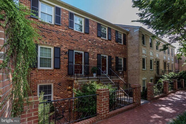 Foto del edificio - 3217 Sutton Pl NW