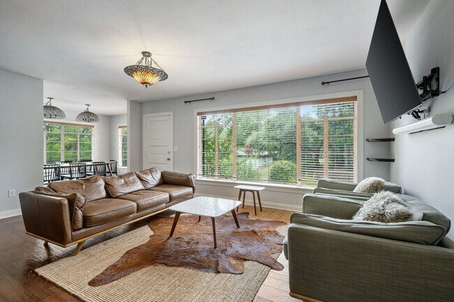 Foto del edificio - Remodeled Travis Heights Bungalow - 3 BR /...