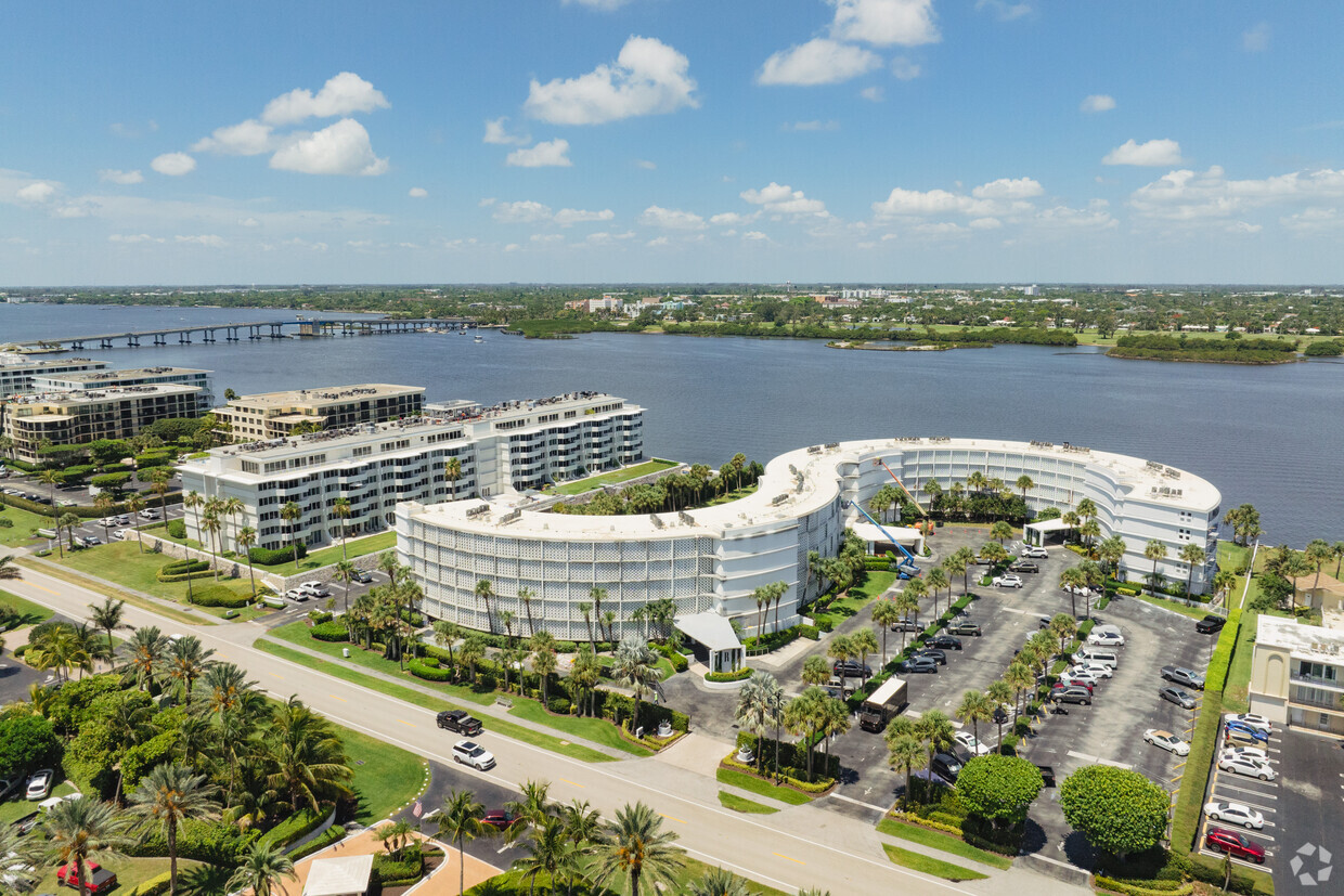 Building Photo - The Regency of Palm Beach