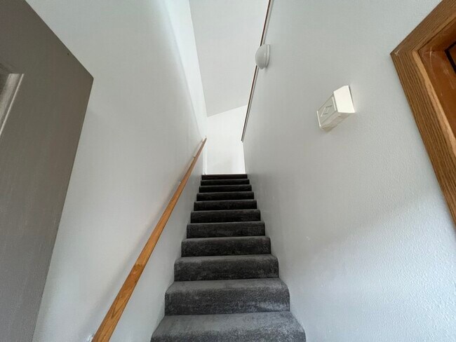 Building Photo - Two Bedroom in Newport!