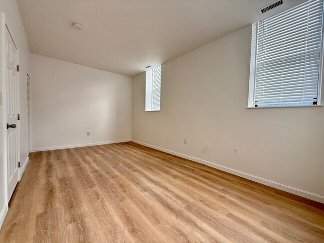 Building Photo - 6 S Washington St