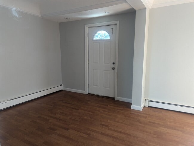 Foto del edificio - 581 Proctor Ave