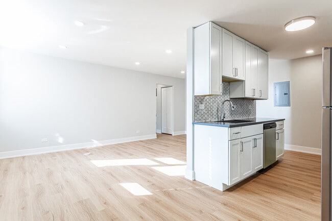 Building Photo - 520 W Aldine Ave