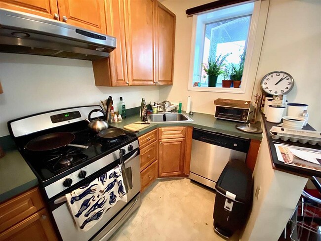 Building Photo - 247 Grove St