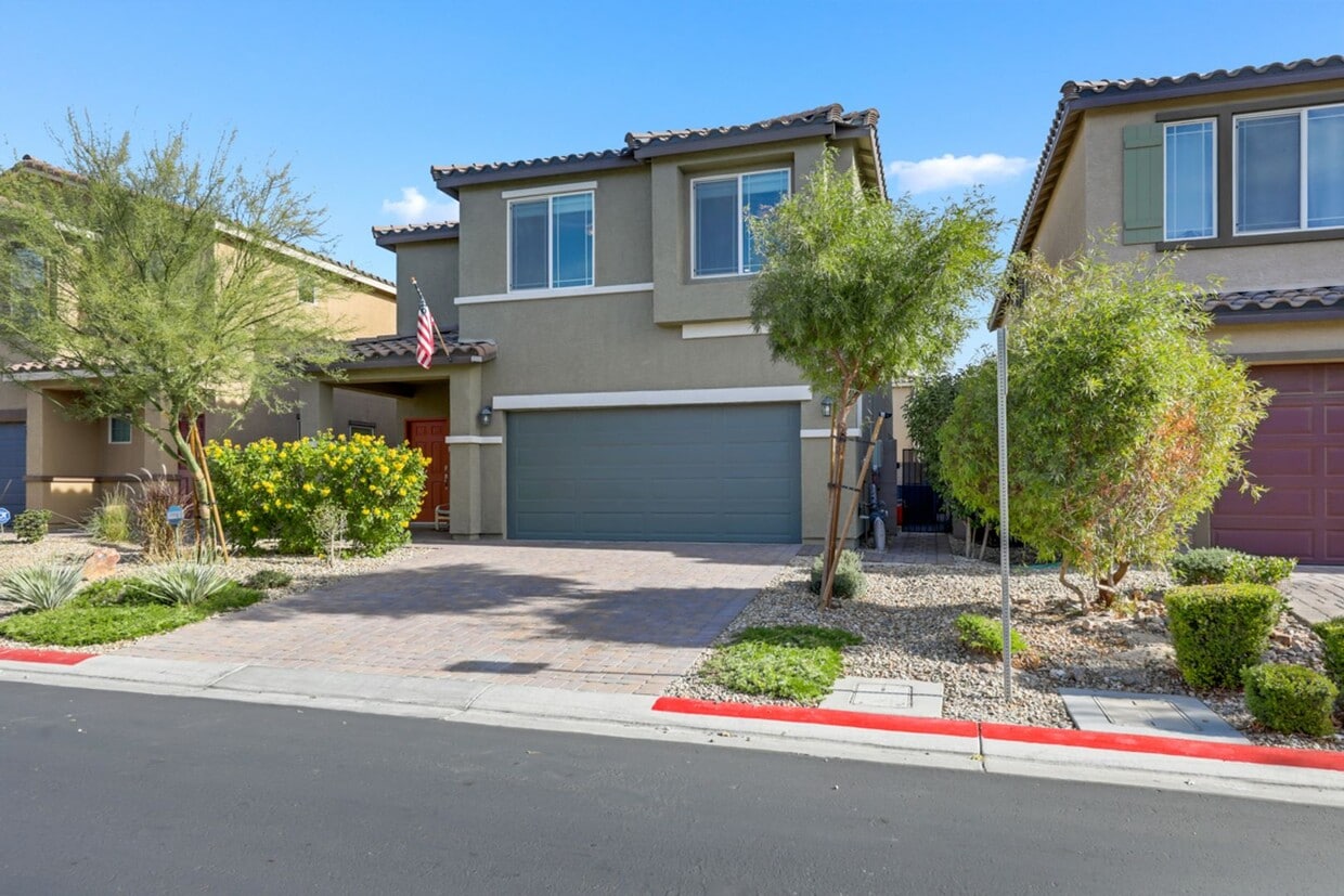 Primary Photo - Gorgeous 4 bedroom