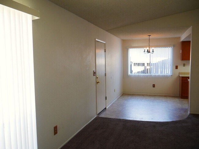 Foto del edificio - Cozy 2 Bed 2 Bath 950sq. ft. Duplex in Elk Grove