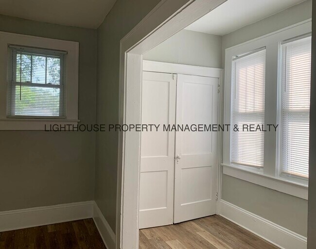 Foto del edificio - Spacious Upstairs Duplex With Private Entry
