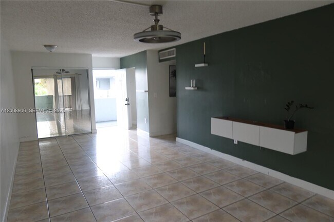 Foto del edificio - 1725 W 60th St