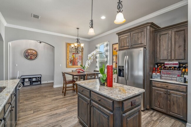 Building Photo - Beautiful Home in Desirable Dogwood South