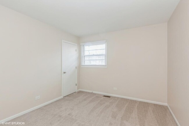 Foto del edificio - 3 bedroom in Naperville IL 60563