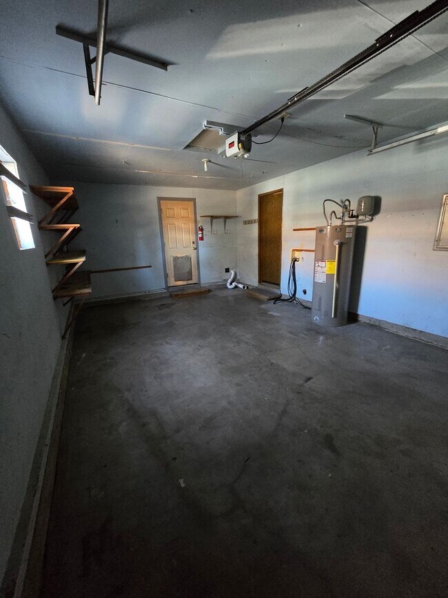 Foto del edificio - READY NOW. Huge backyard, lovely two bedro...