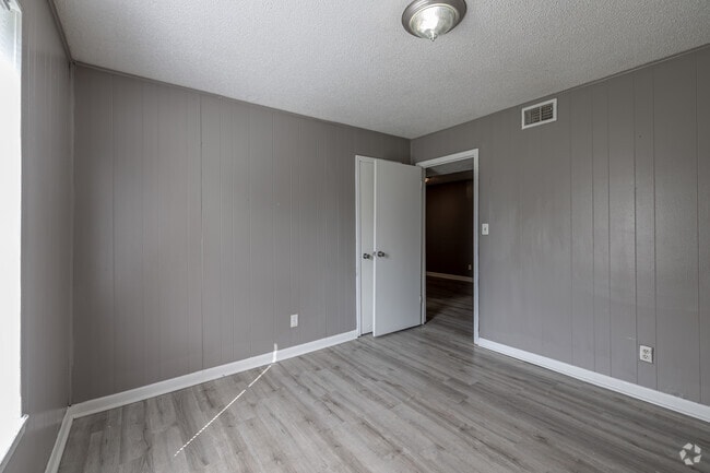 2 habitaciones, 1 baño - 854 pies cuadrados - Dormitorio principal - Sunset Village