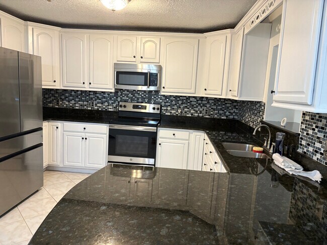 Foto del edificio - 668 Riverwoods Cir