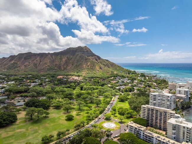 Foto del edificio - Colony Surf Luxe: Oceanfront 1BR w/ Diamond Head Views, A/C & Prime Location