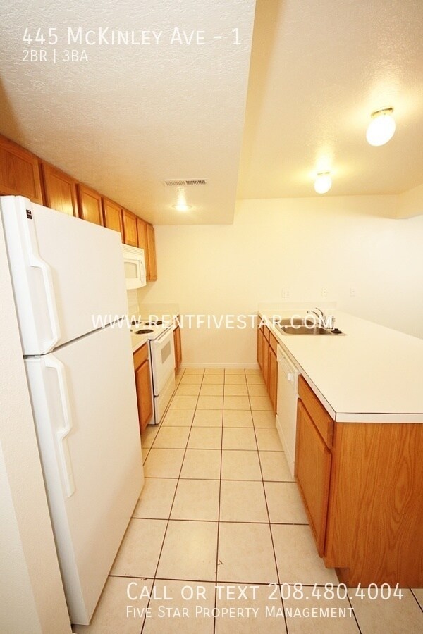 Building Photo - Spacious Townhome With 2 Primary Bedrooms ...