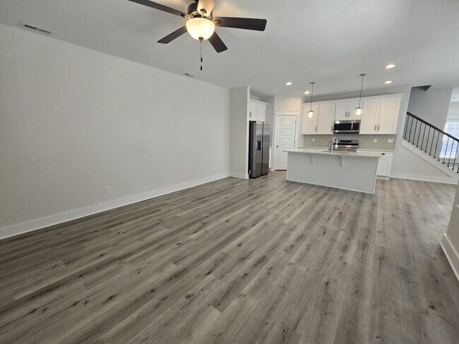 Foto del edificio - End Unit 3/3.5 Townhome w/ Community Pool!