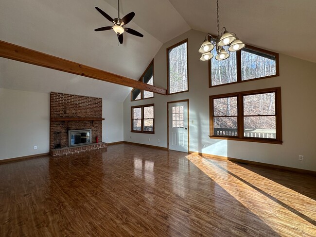 Building Photo - Beautiful Mountain Home with Long Range Vi...