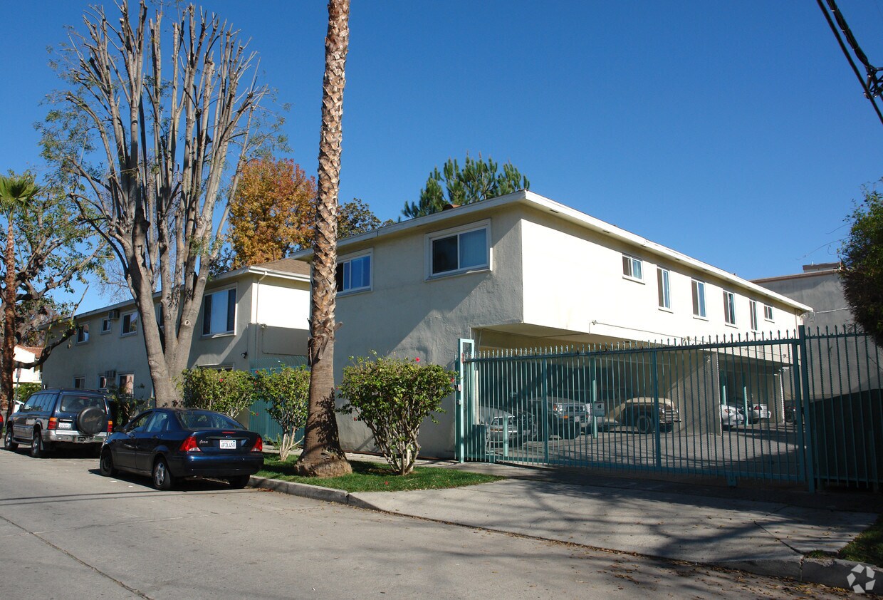 11124 Camarillo St - West Toluca Villas