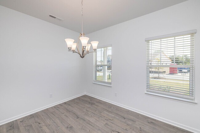 Foto del edificio - Beautiful 4 Bedroom Home Piedmont School D...