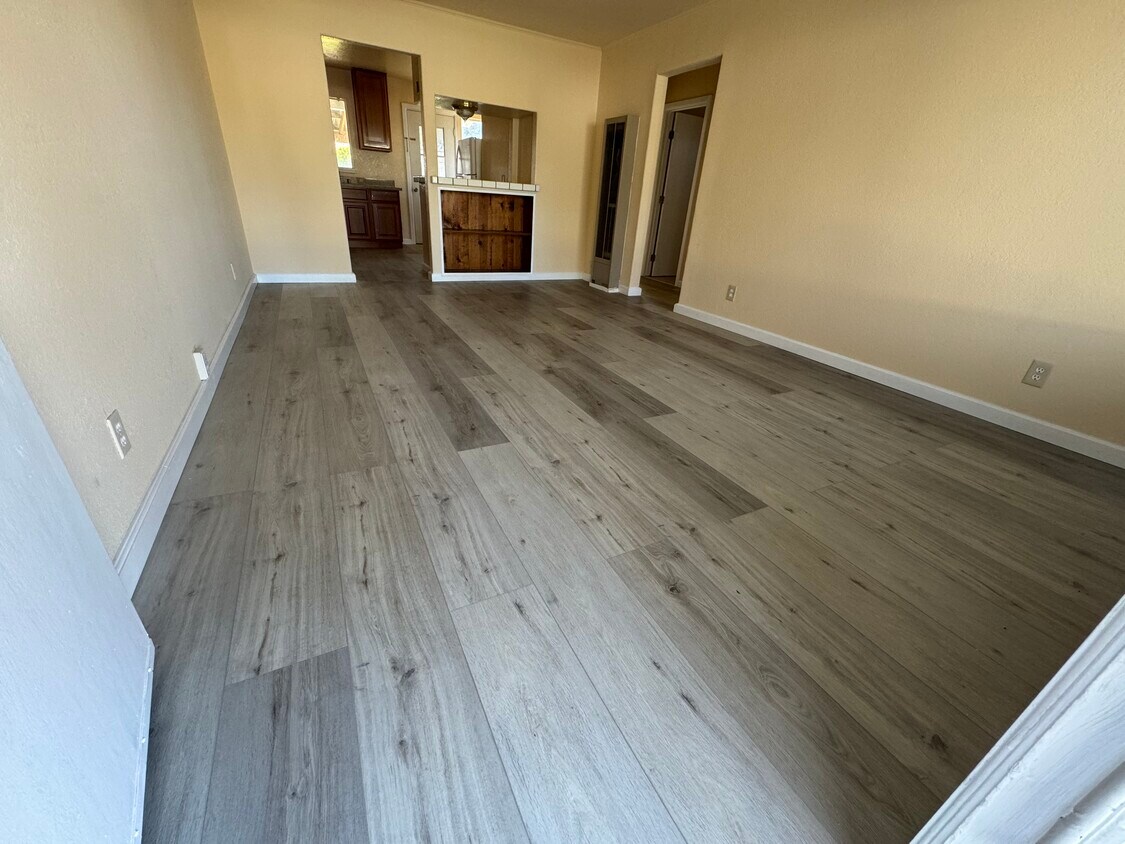 Foto principal - 24845 Thomas Ave