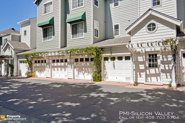 Building Photo - Penthouse Home, Available Now!