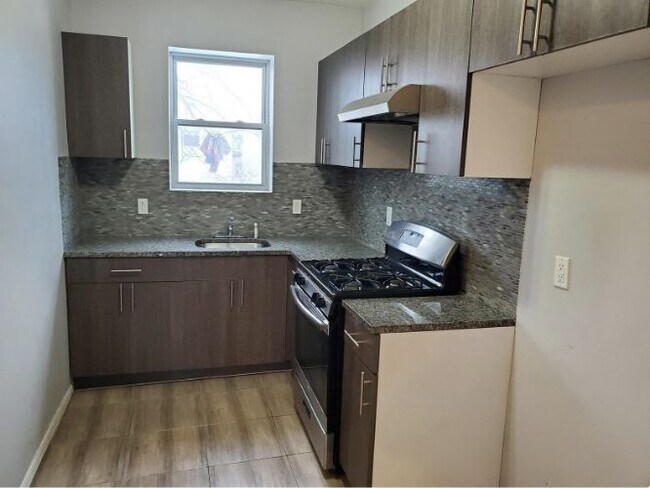 Building Photo - 575 Bramhall Ave