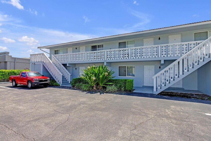 Foto principal - 560 NE 46th St