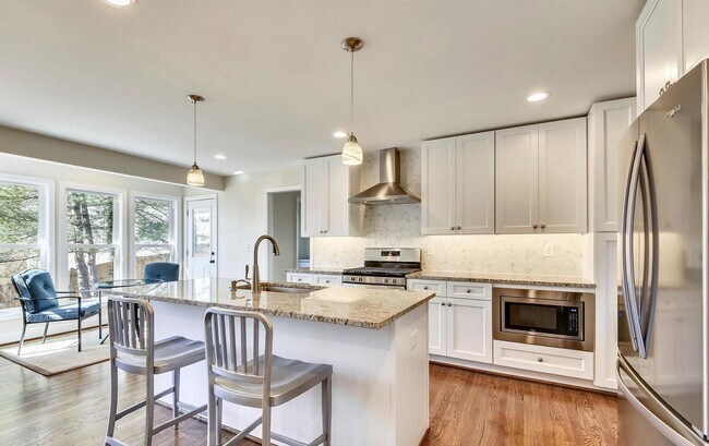 Foto del edificio - Spacious and Updated Split Level in Manor ...