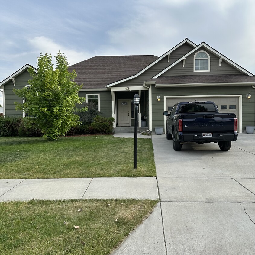 Primary Photo - 526 Cedar Wood Cir