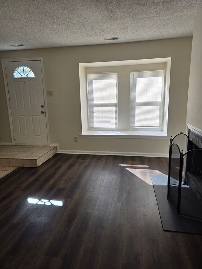 Building Photo - Beautiful 2 bedroom Townhouse