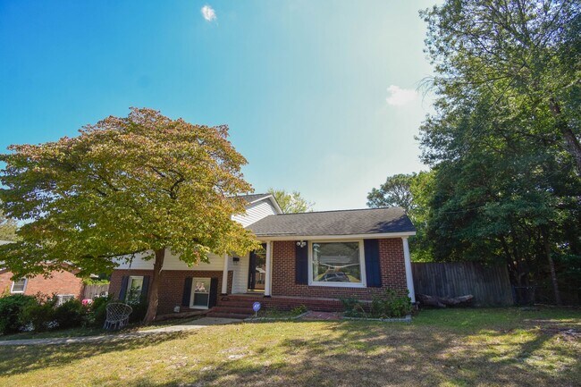 Building Photo - 3 Bedroom 2 Bathroom with Pool and Hot Tub!