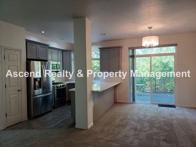 Building Photo - 3 Bed Townhome 1 Car Garage Backs to Green...