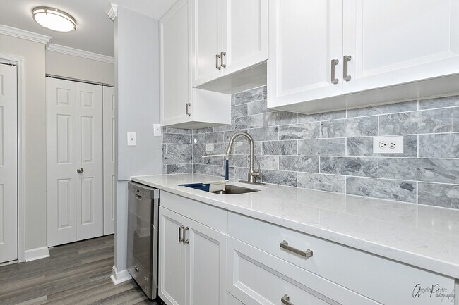 Building Photo - 5 Oak Creek Dr
