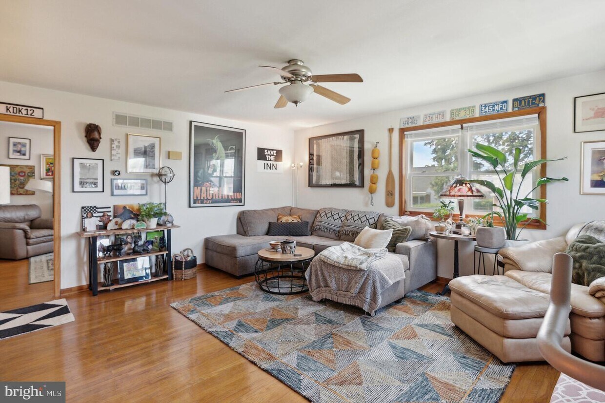 Foto principal - 355 W 6th St