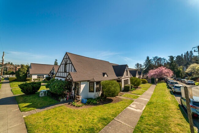Foto del edificio - Tudor Style Townhome, Close to UW, Great L...
