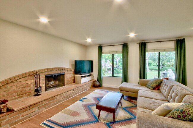 Foto del edificio - 1349 Hillside Dr