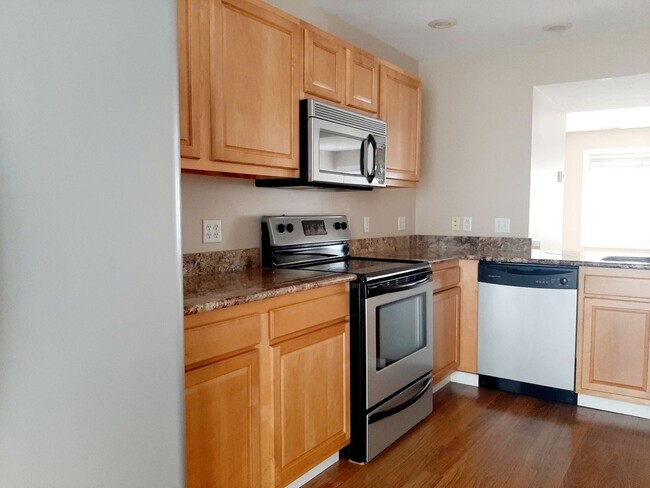 Building Photo - 2 Bed/1.5 Bath Townhouse with Garage - Ava...