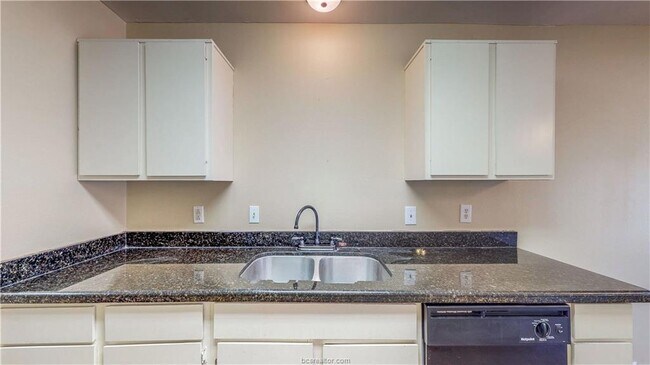 Building Photo - 701C Balcones Dr