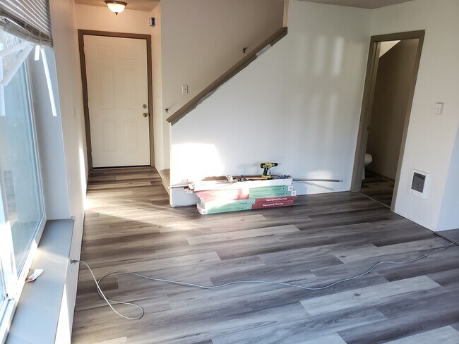Entrada con medio baño en la planta principal. - 504 Alder Plz