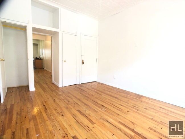 Building Photo - Wing 2 bedroom with sunny backyard!