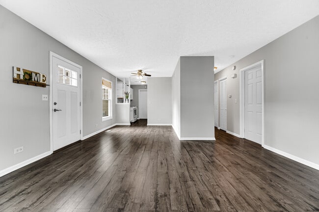 Building Photo - 323 Somerset Ln