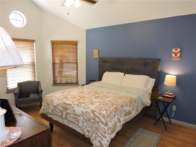 Foto del edificio - 1415 Laurel Glen Blvd