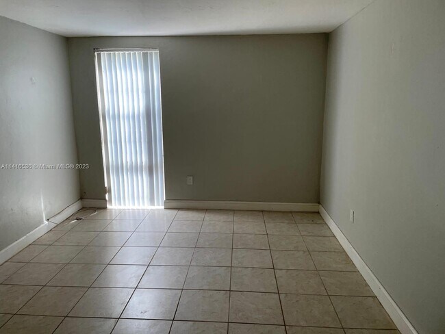 Foto del edificio - 6900 N Kendall Dr