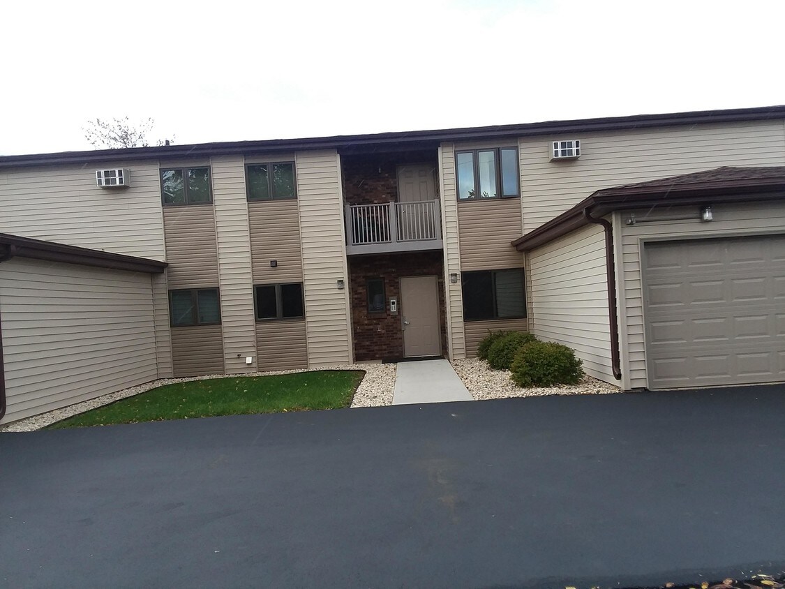 1005 S Lake St, Neenah, WI 54956 Apartments in Neenah, WI