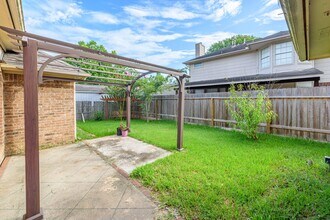 Building Photo - 1813 Oakwood Dr E