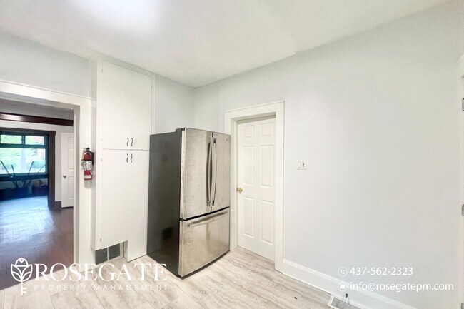 Photo du bâtiment - Spacious 1-Bedroom + Den Apartment in Cent...